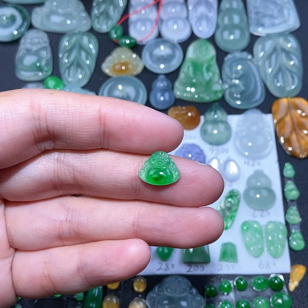 翡翠颈饰未镶嵌阳绿小佛