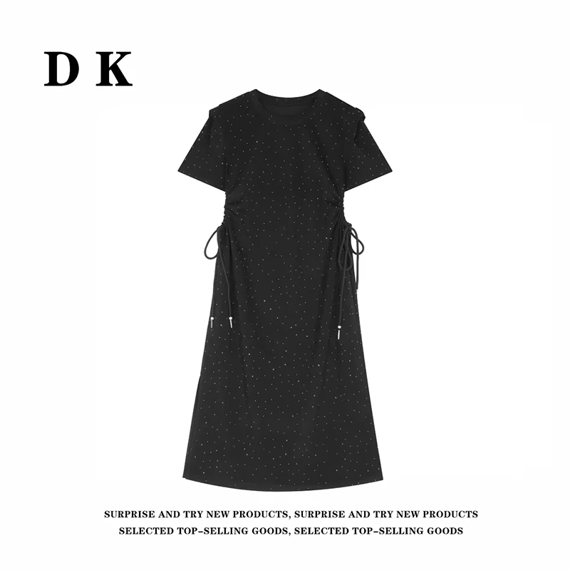 DK 2025夏季 女装设计感烫钻抽绳收腰圆领休闲短袖连衣裙 39955