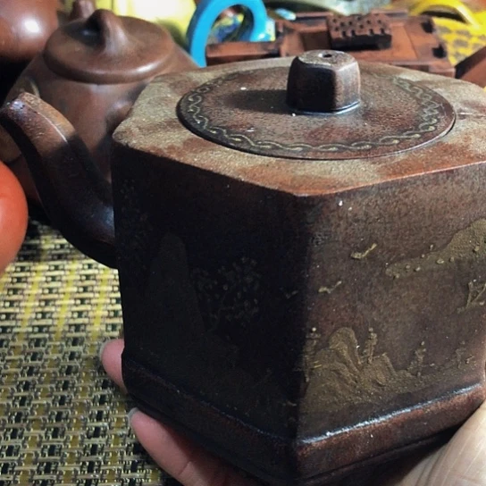 紫砂茶壶原矿泥料手工制作紫砂壶。