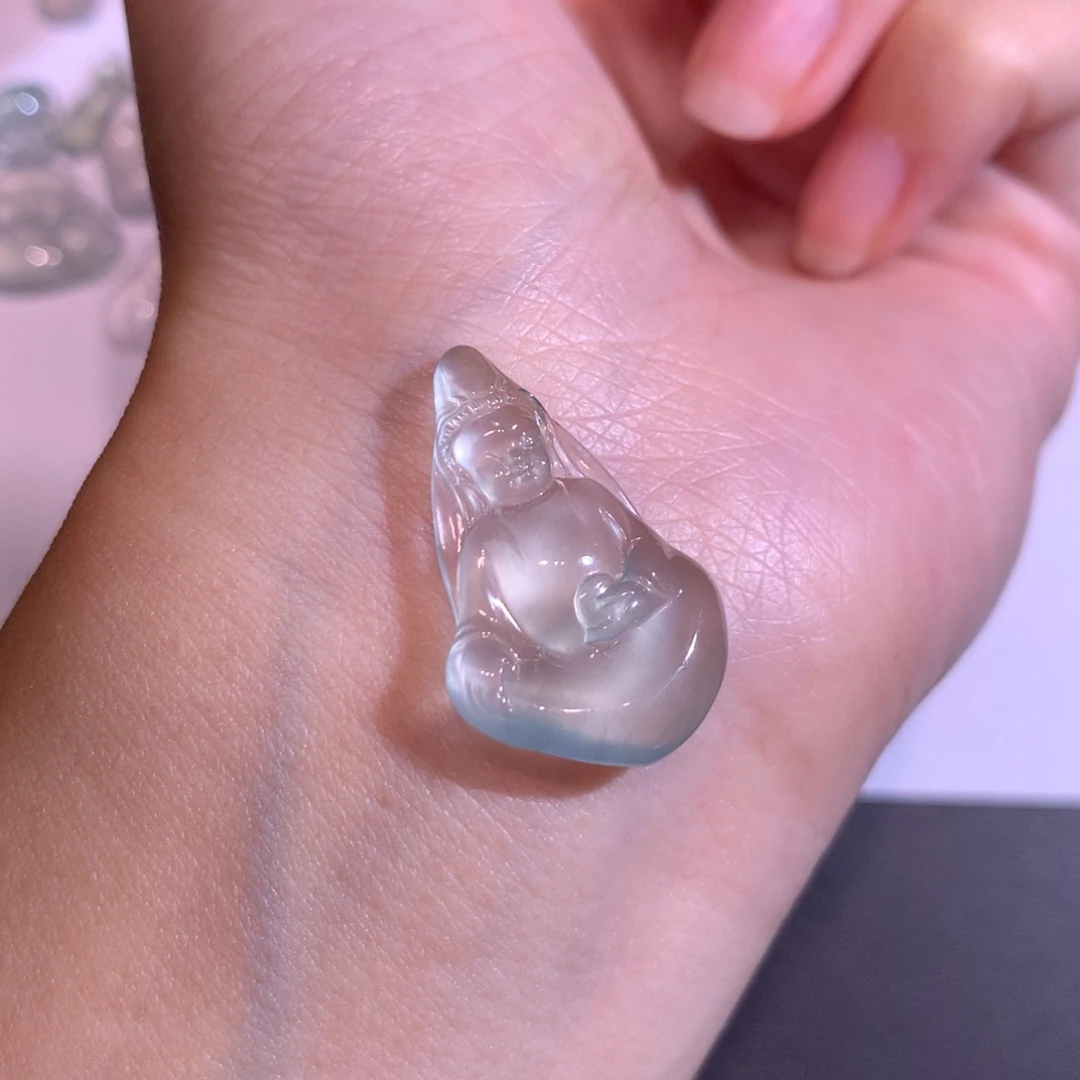 翡翠未镶嵌颈饰观音