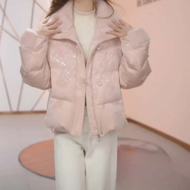 白鸭绒刺绣时尚印花2024冬季新款休闲保暖加厚减龄洋气羽绒服外套