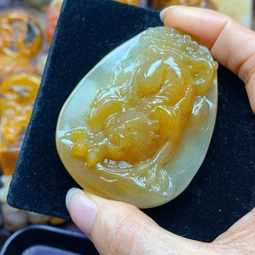 未镶嵌石英质玉（黄龙玉）颈饰