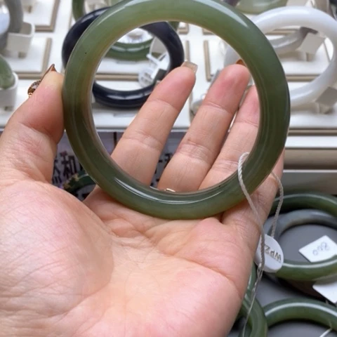 叫***哥未镶嵌手镯和田玉