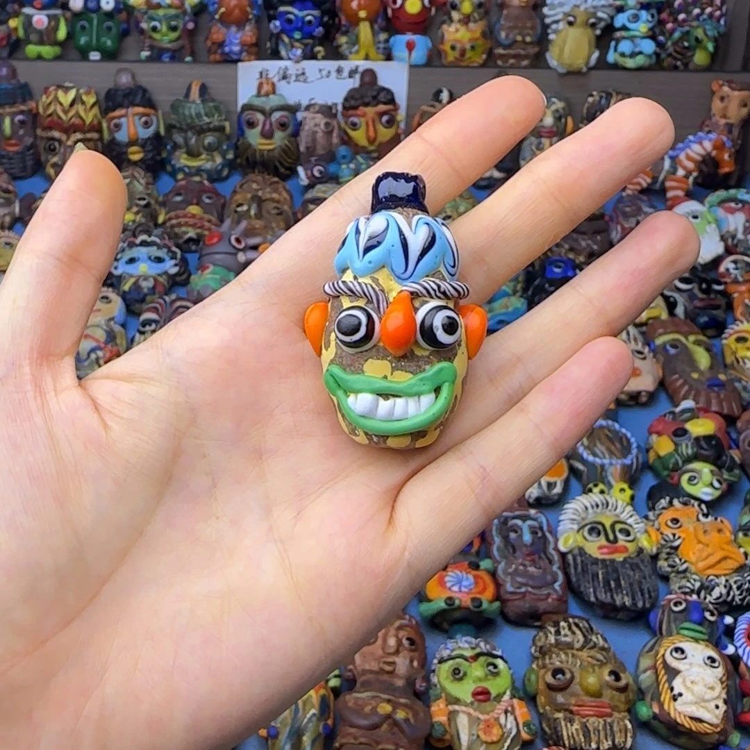 琉璃非金属玻璃颈饰大牙娃一个