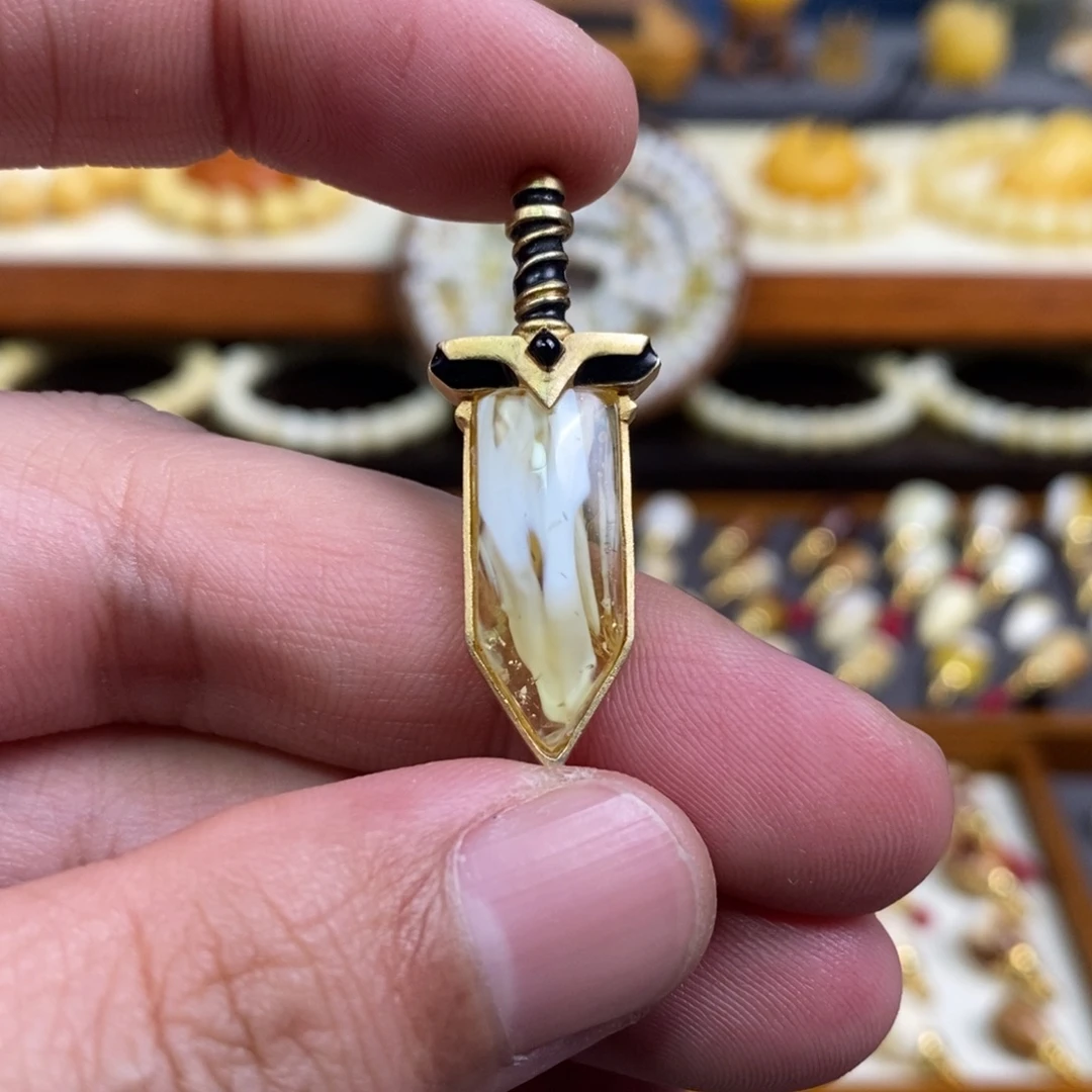 蜜蜡未镶嵌裸石配饰大宝剑