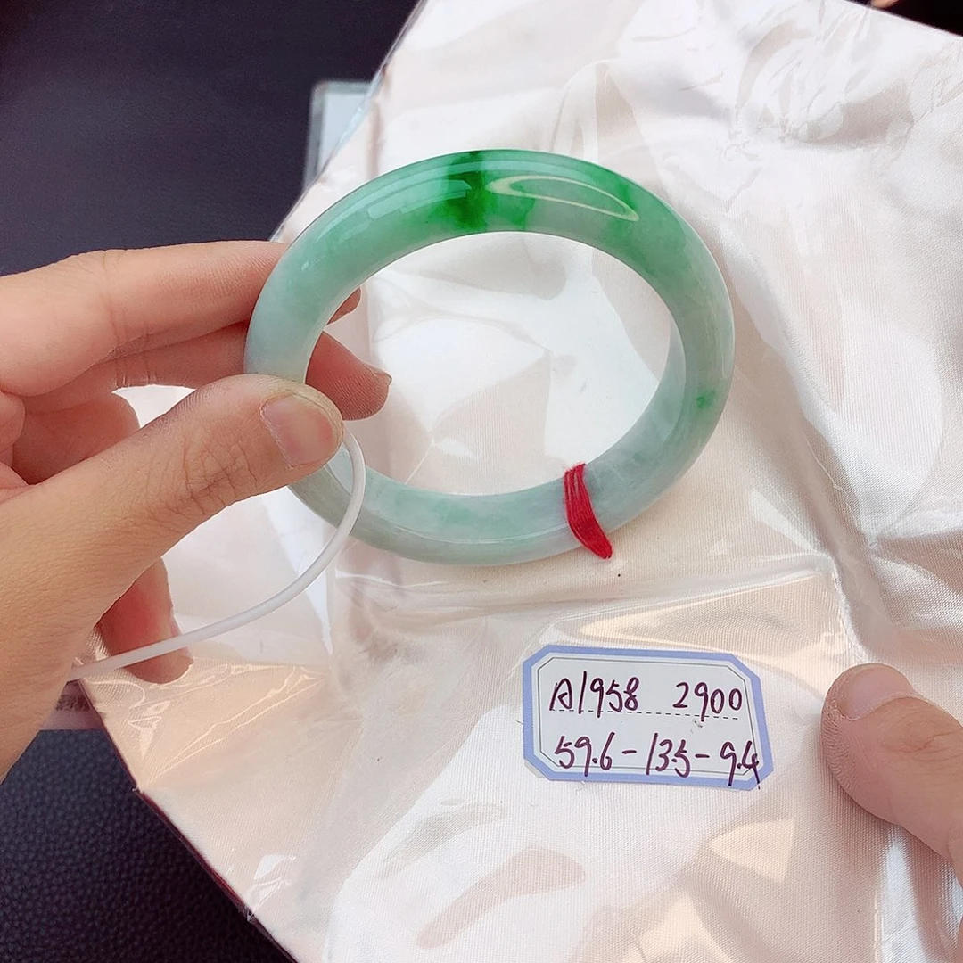 翡翠手镯未镶嵌翡翠