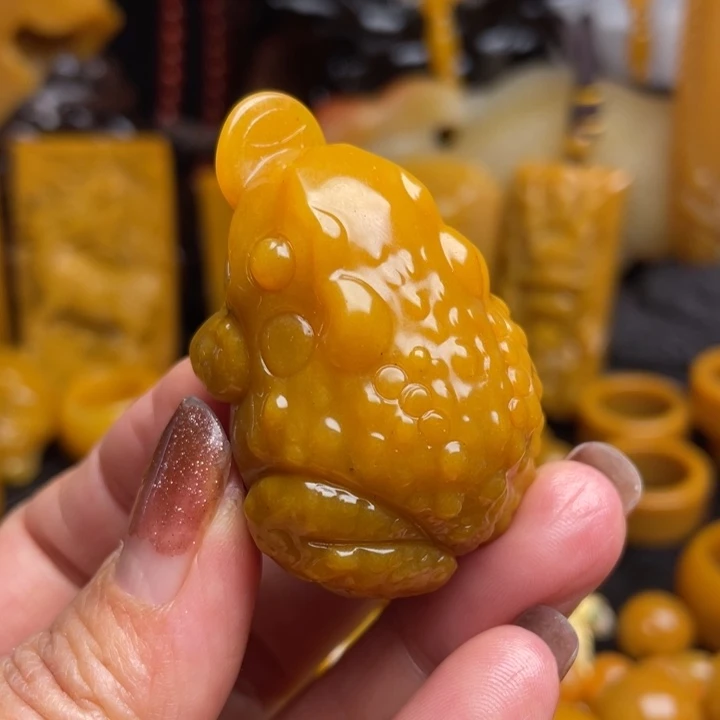 未镶嵌石英质玉（黄龙玉）颈饰