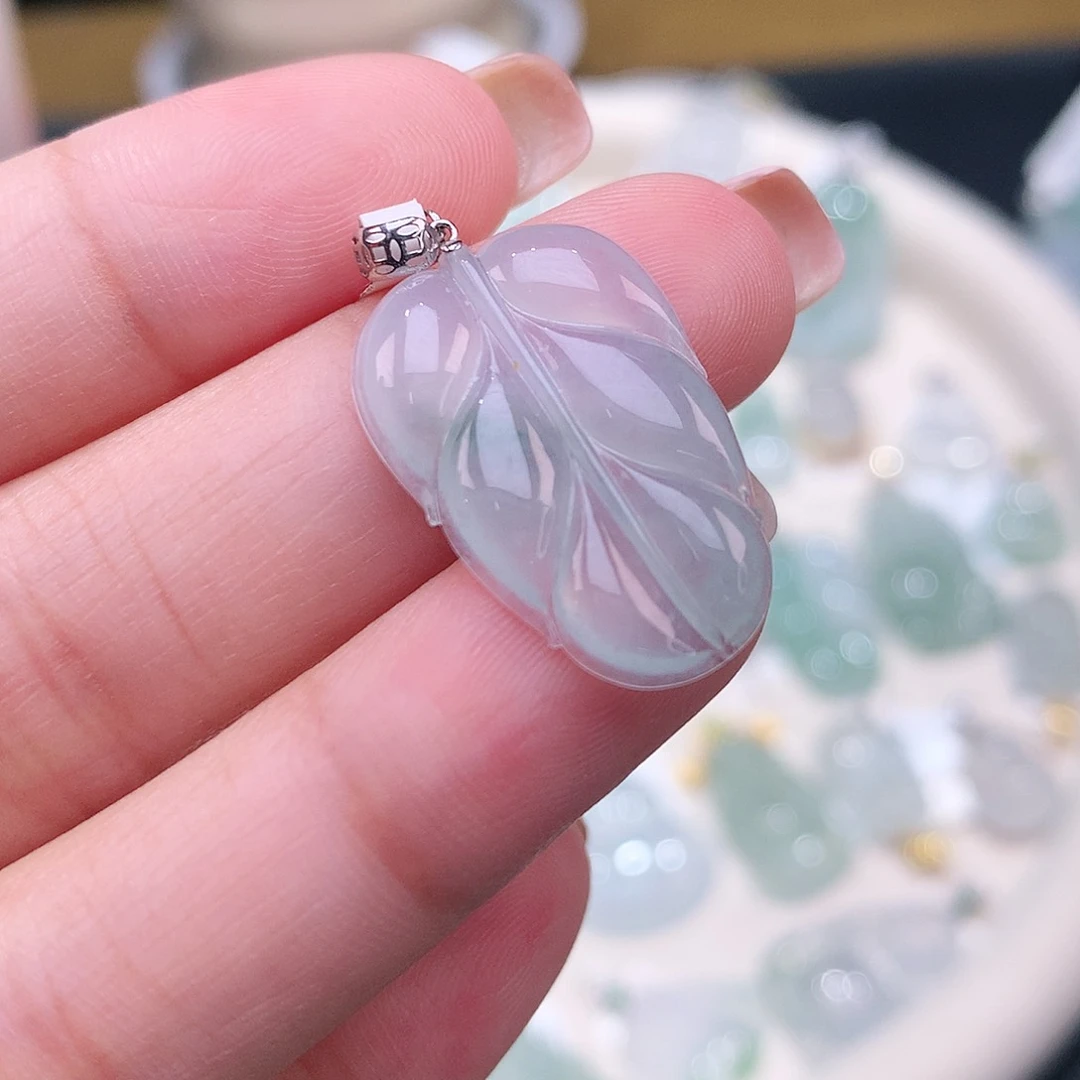 颈饰18K金镶嵌翡翠叶子