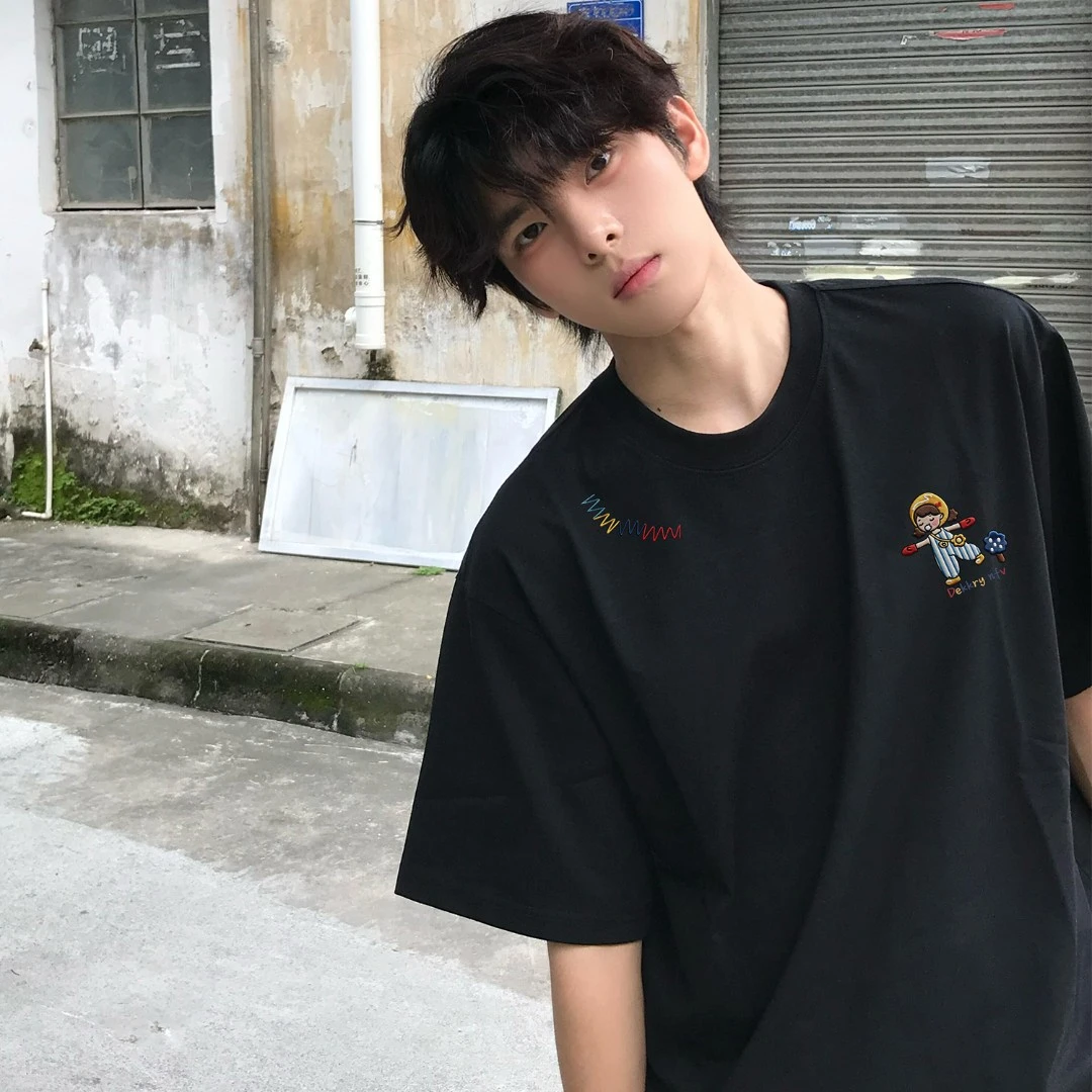100%纯棉简约小女孩仿刺绣印花休闲短袖t恤男女夏季潮流情侣上衣