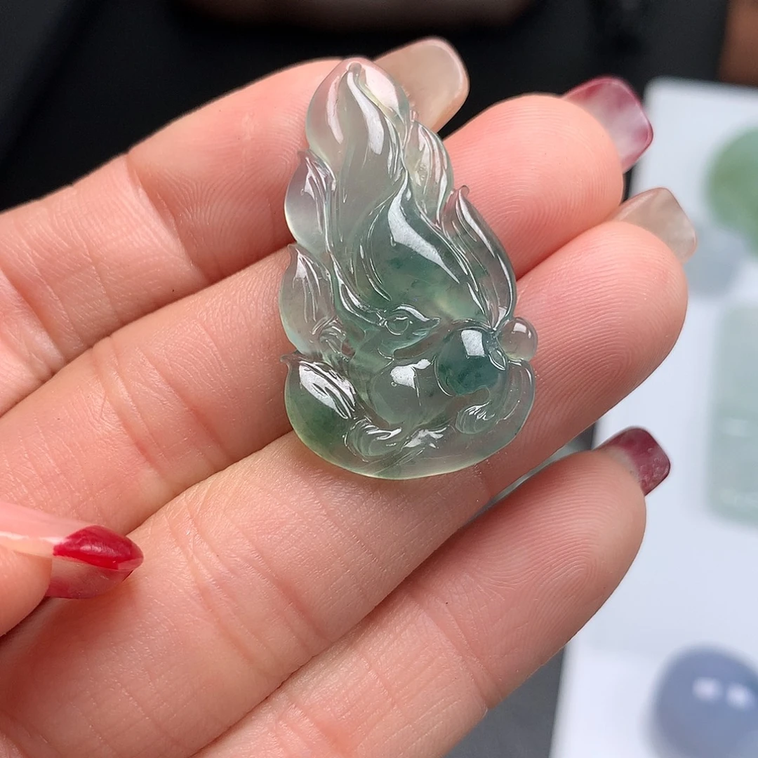 翡翠未镶嵌颈饰九尾狐