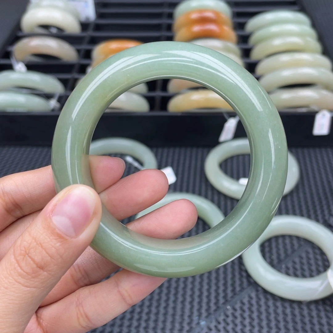 石英质玉手镯未镶嵌玉****?