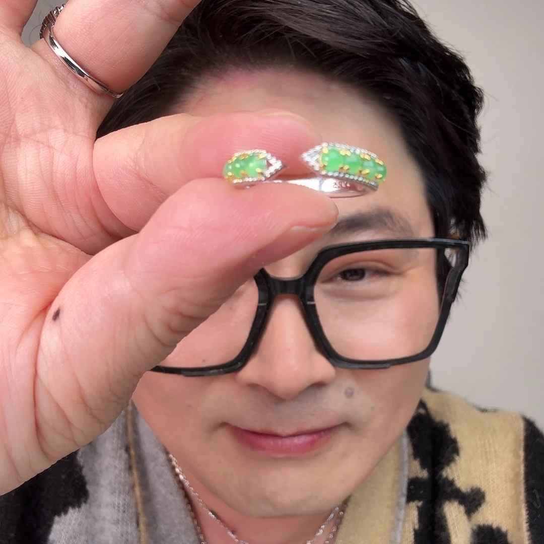 翡翠未镶嵌颈饰一件