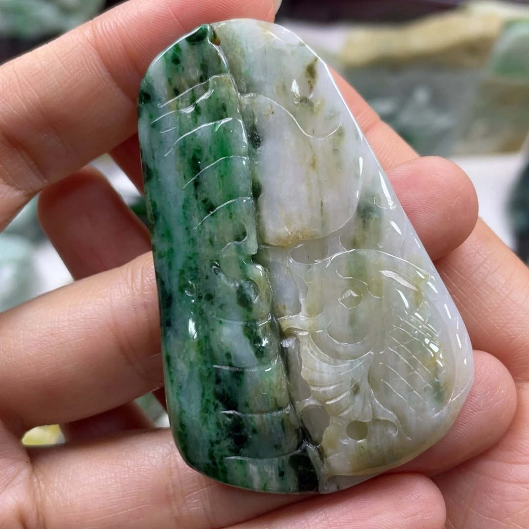 翡翠未镶嵌颈饰牌子