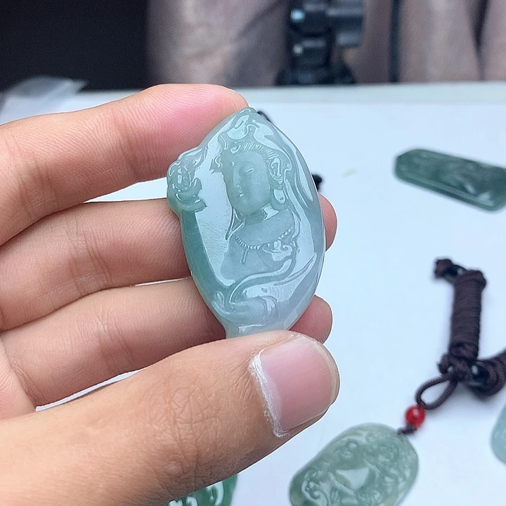 翡翠颈饰未镶嵌歌*