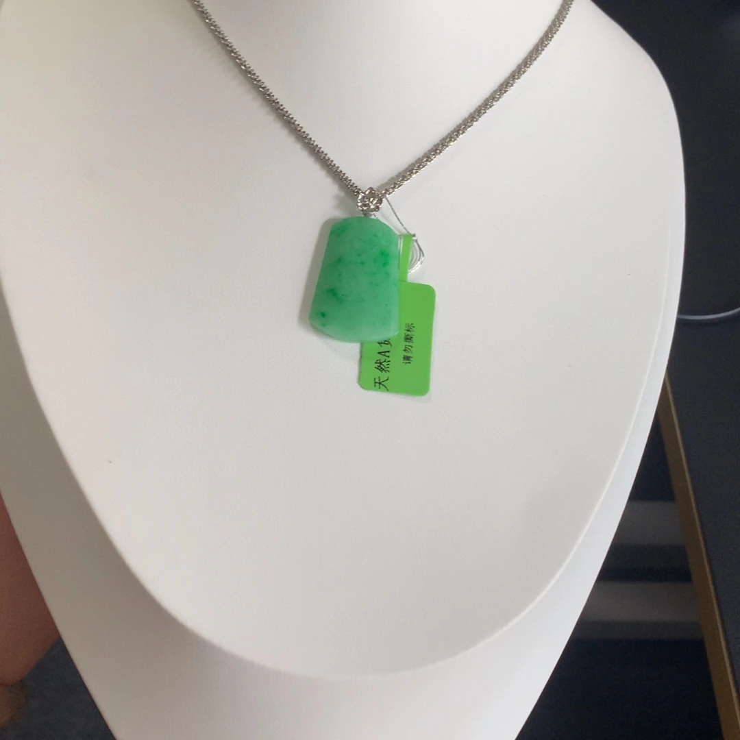 颈饰18K金镶嵌翡翠