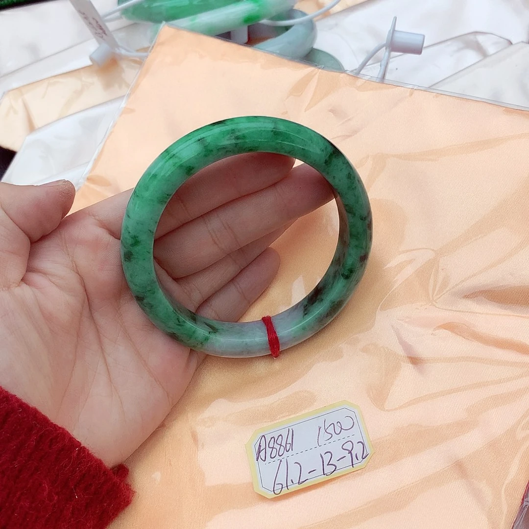 翡翠手镯未镶嵌翡翠