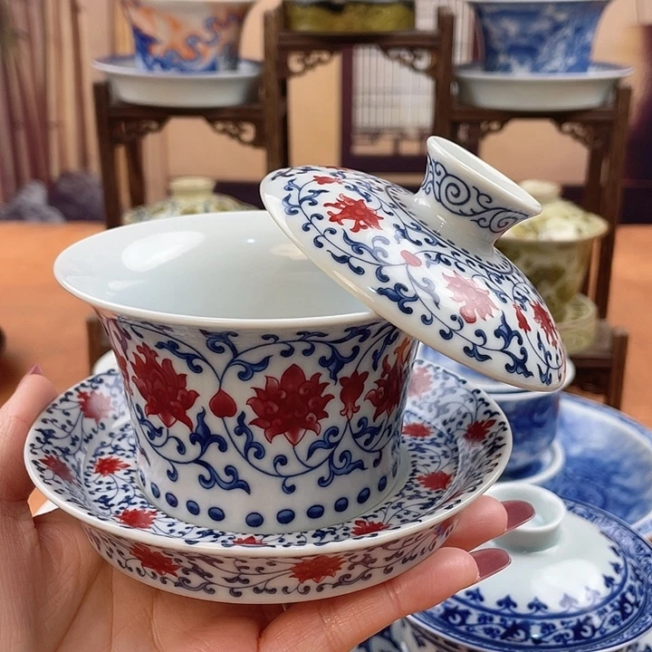 摆件釉里红缠枝莲马蹄盖碗