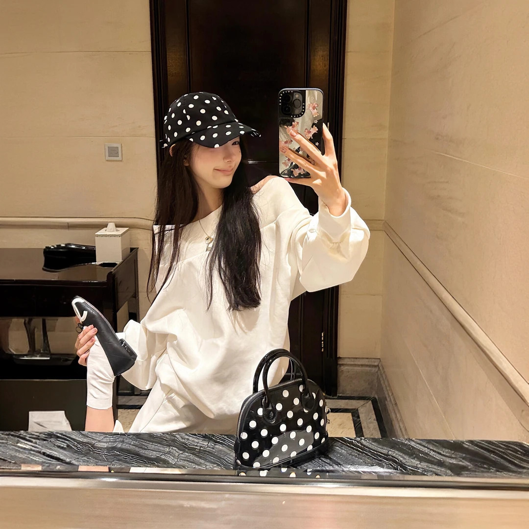 白色一字肩上衣女早秋新款高级感时尚气质松弛感独特精致半裙套装