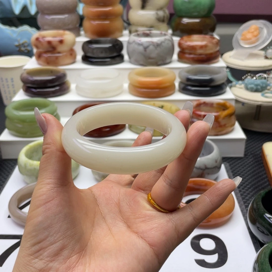 石英质玉手镯未镶嵌黑**锁