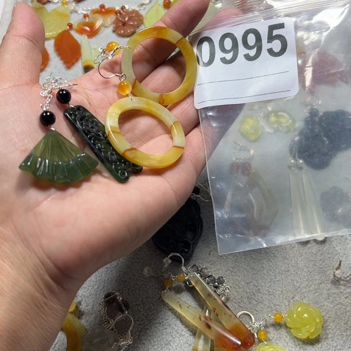 胡***错蛇纹石玉合金吊坠