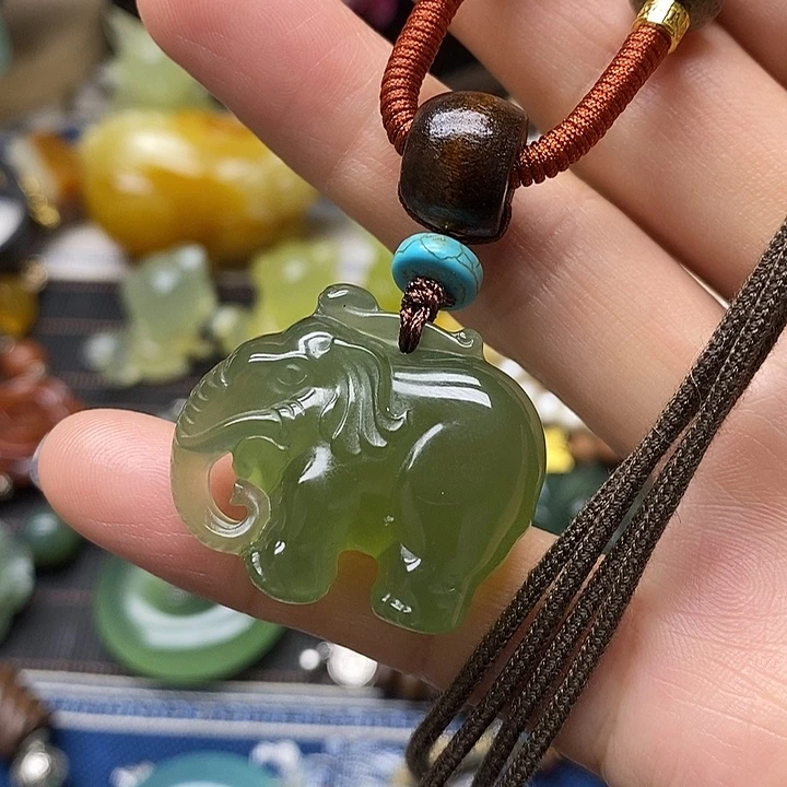 蛇纹石玉未镶嵌颈饰