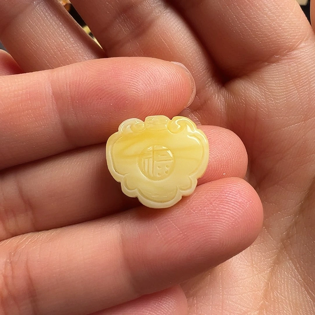 蜜蜡颈饰未镶嵌平安如意锁