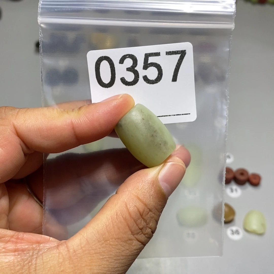 颈饰未镶嵌透闪石质玉