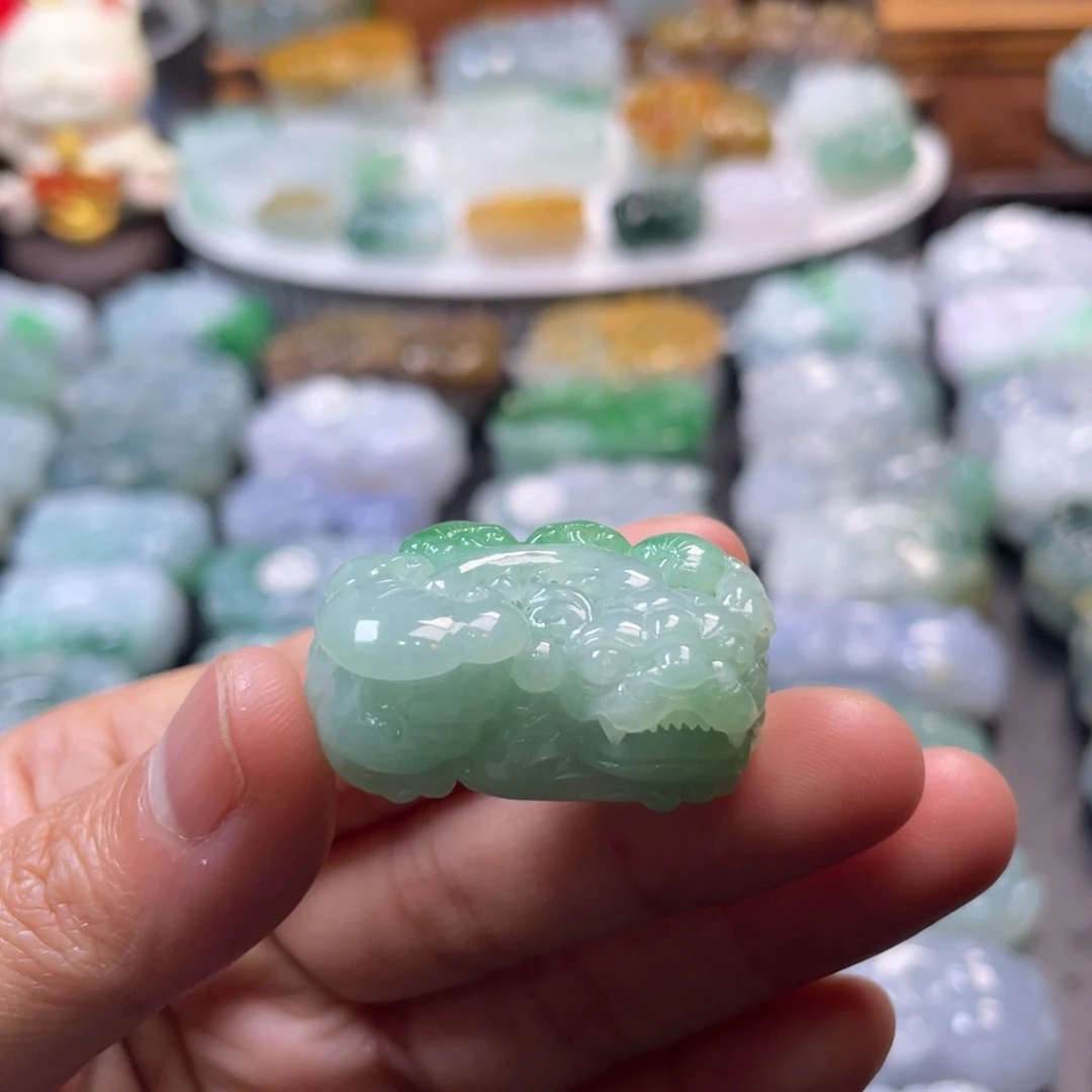 翡翠未镶嵌颈饰貔貅