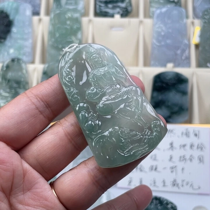 M***y翡翠未镶嵌颈饰玉