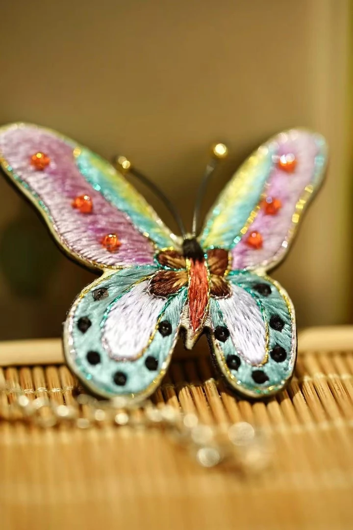 手工苏绣国风精致蝴蝶胸针