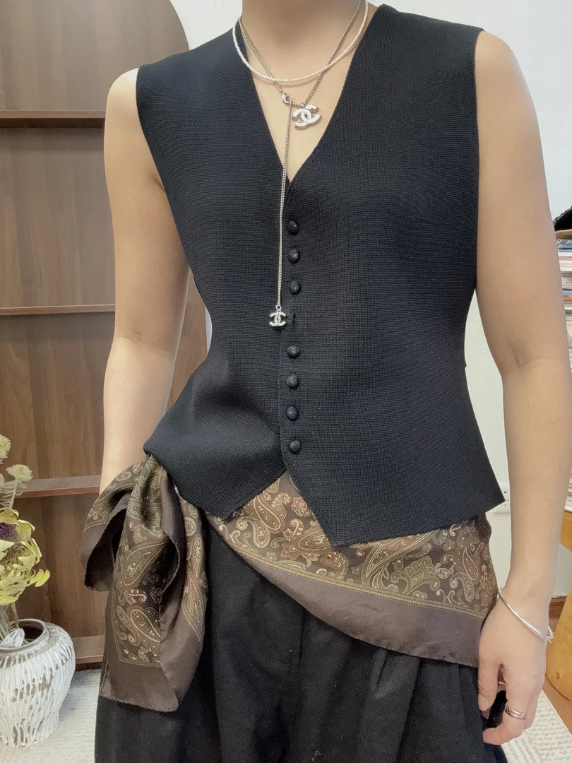 （张少府）通勤简约V领曲珠针织短款小马甲休闲百搭