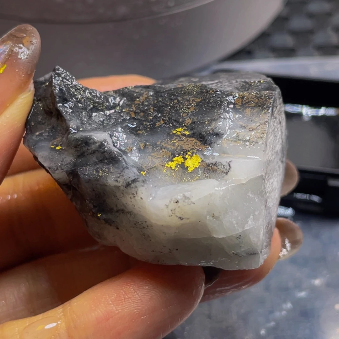 金属心****。心68.6g金达莱天然矿标