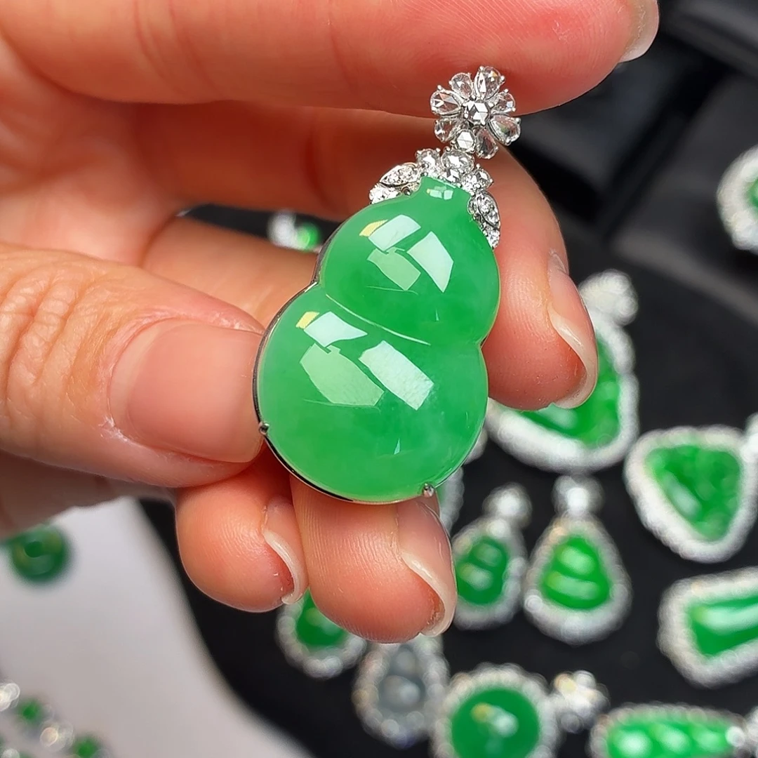 翡翠18K金镶嵌颈饰