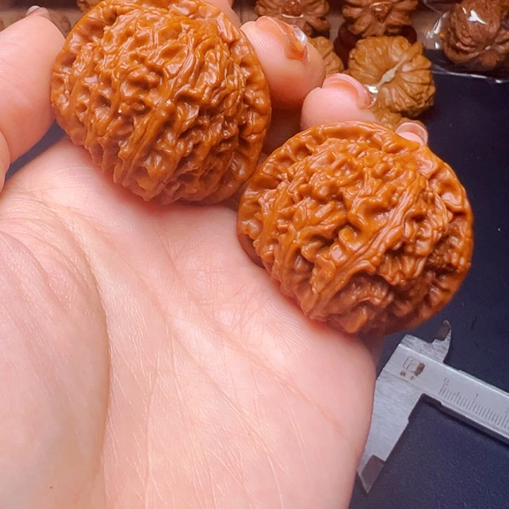 文玩核桃吊坠白狮子42