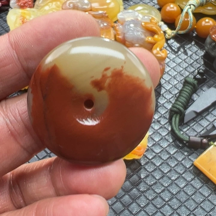 石英质玉（黄龙玉）颈饰未镶嵌