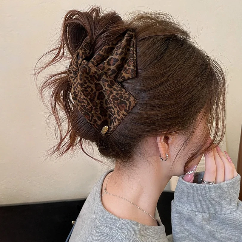 气质豹纹~抓夹皮质三角鲨鱼夹高级感大号秋女2025新款后脑勺发夹