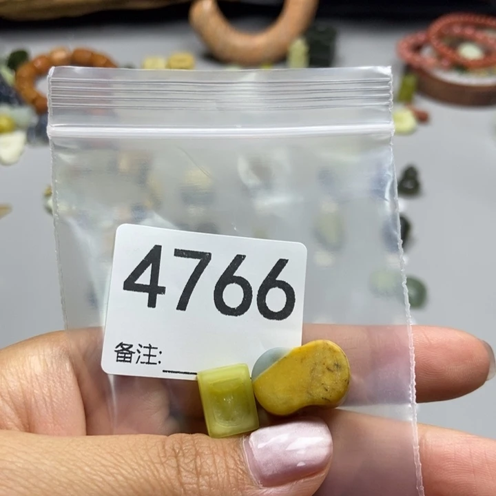 松***茶蛇纹石玉未镶嵌颈饰