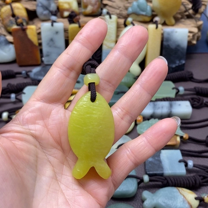 蛇纹石玉未镶嵌颈饰