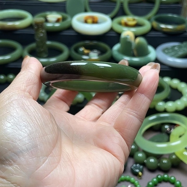 和田玉未镶嵌手镯