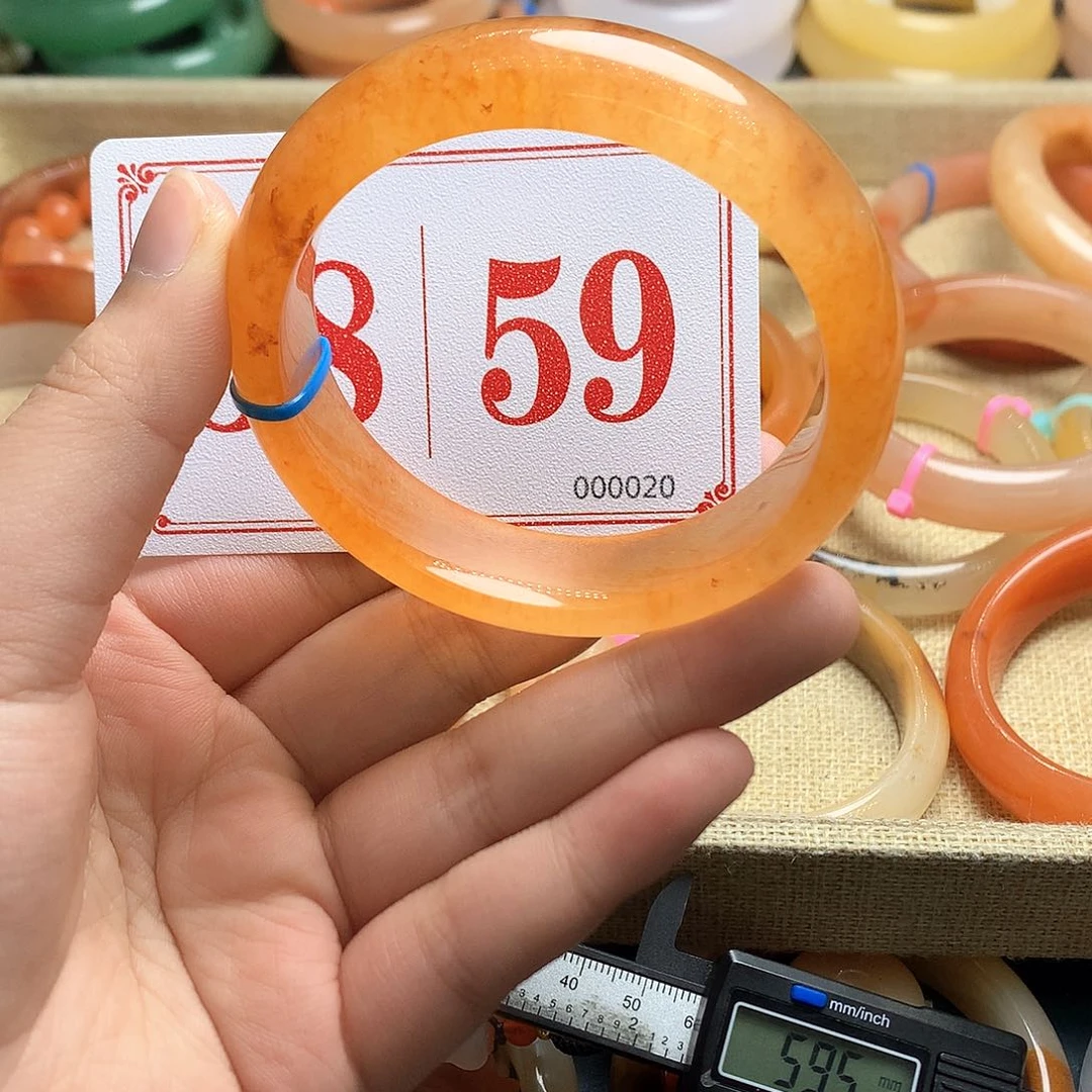 未镶嵌石英质玉（黄龙玉）手镯