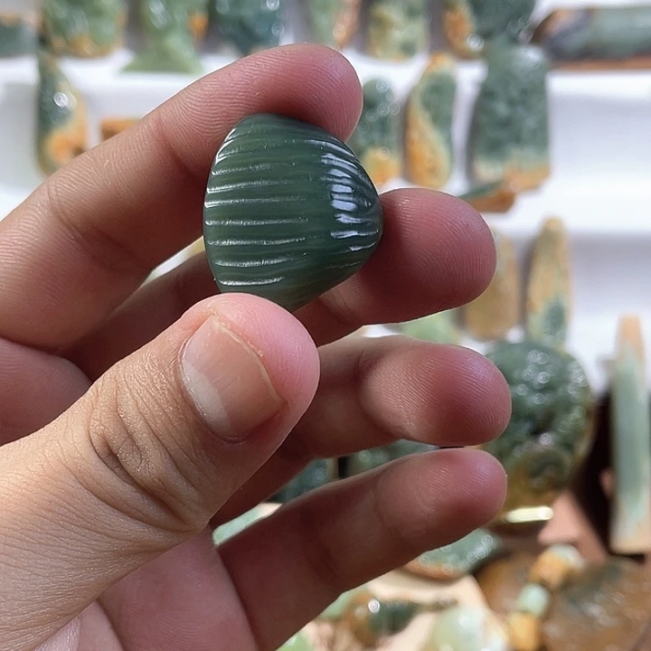 颈饰未镶嵌岫岩河磨玉（透闪石质玉）