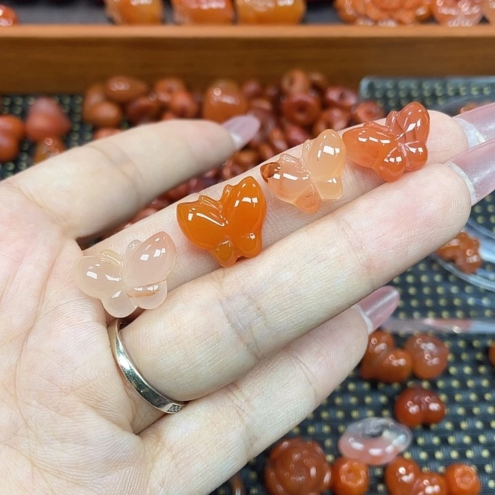 南红玛瑙未镶嵌颈饰蝴蝶
