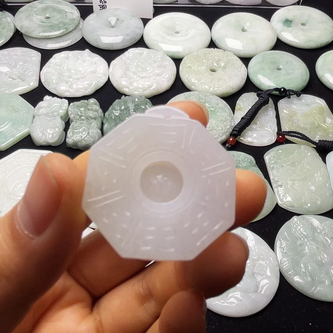 翡翠未镶嵌颈饰八方来财