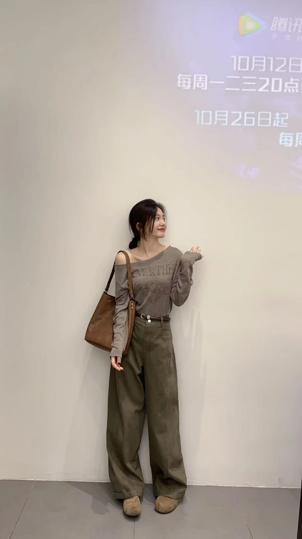 2025秋季新款韩系慵懒风显瘦斜肩长袖T恤女设计感上衣百搭阔腿裤