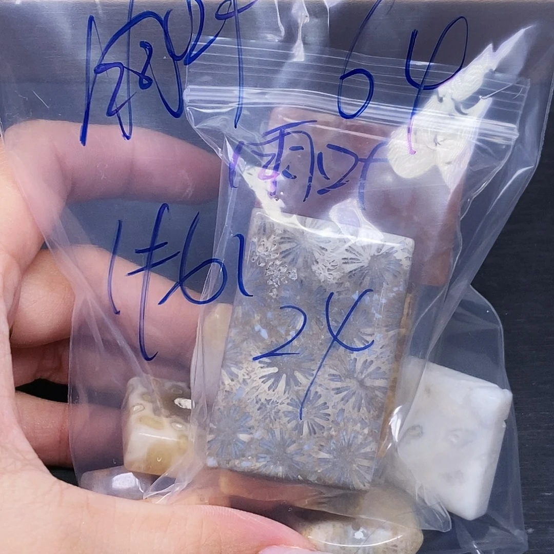 雨***叶查罗石合金颈饰吊坠