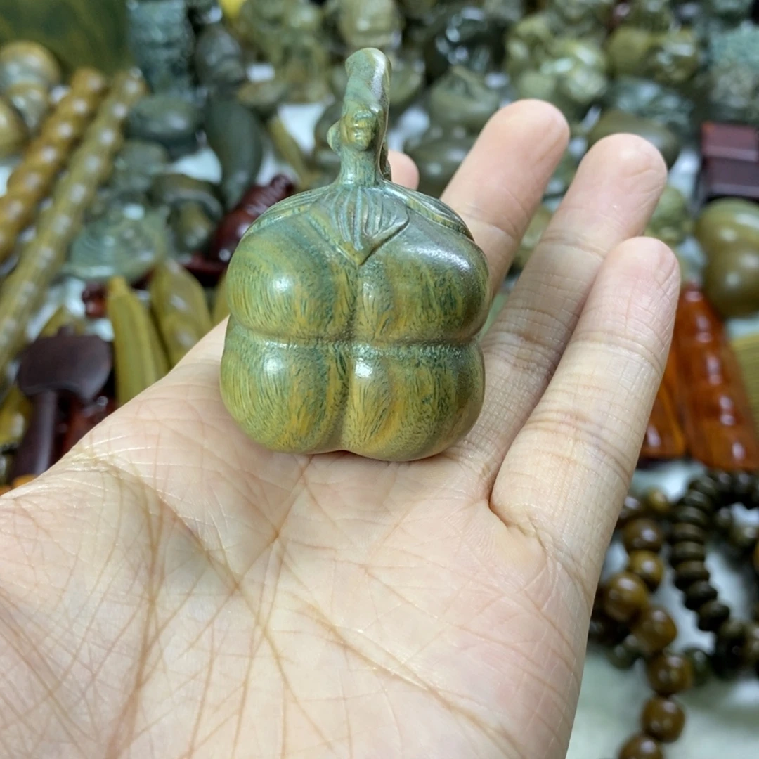 乔***乔木绿檀木料手把件