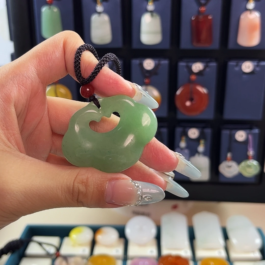 颈饰未镶嵌石英质玉