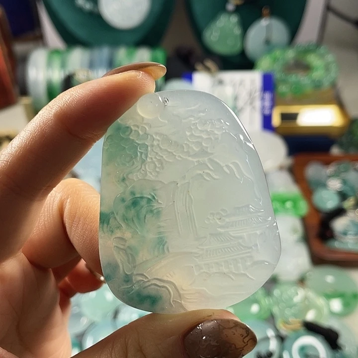 翡翠未镶嵌颈饰山水