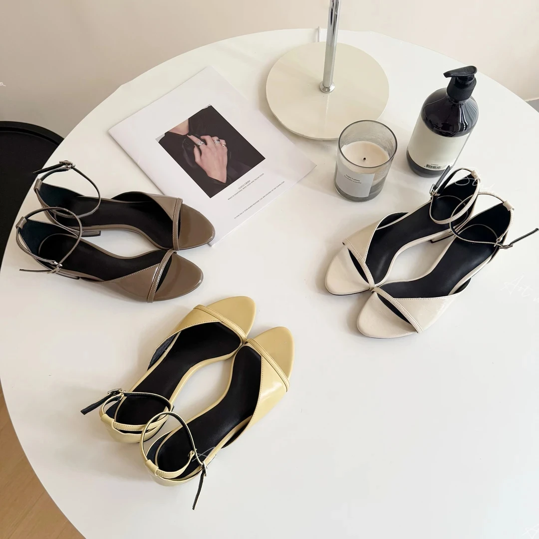 轻奢高端御姐羊皮清凉一夏易穿脱调节款三色平跟凉鞋设计师流行款