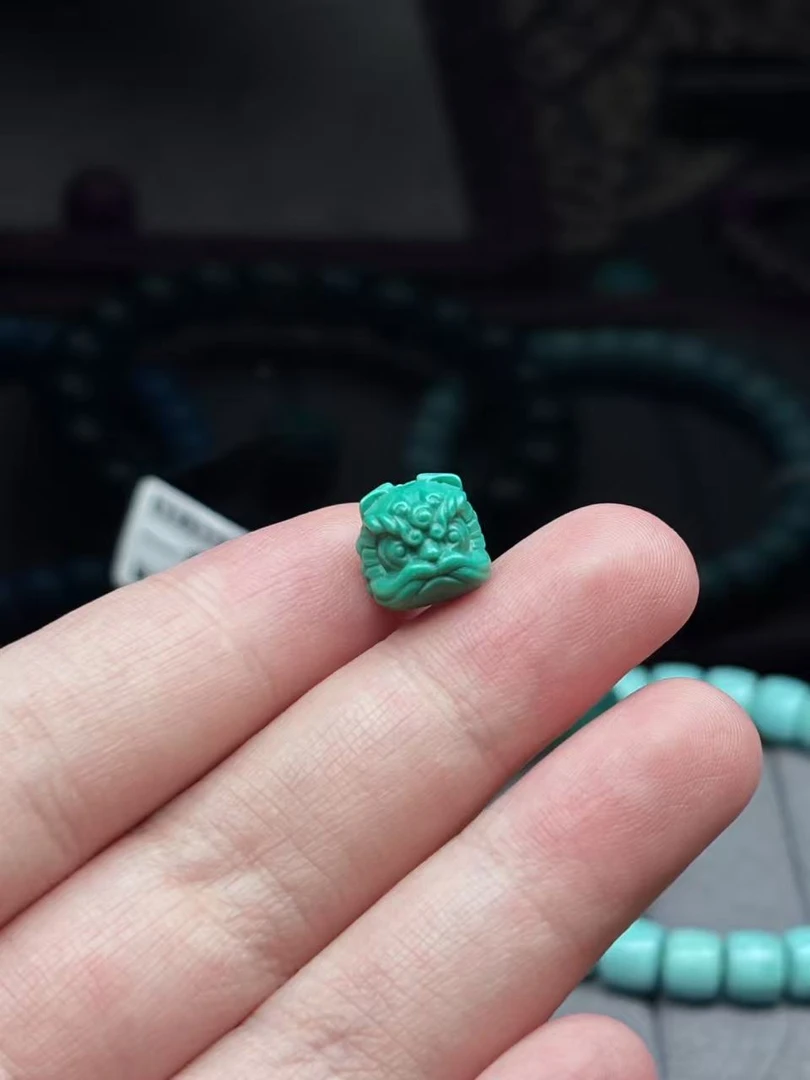 湖北原矿纯手工特色高瓷原绿石精工深绿色醒狮10mm【016】